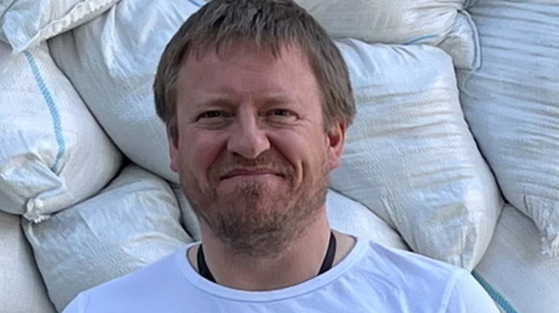 Överläkaren Henrik Jörnvall i Ukraina framför en mur av sandsäckar som byggts upp som skydd.