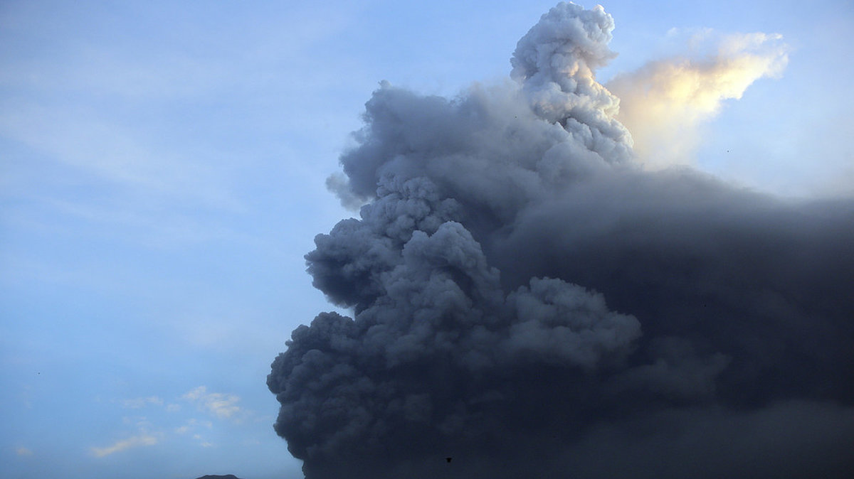 Vulkanen Mount Agong ställer till det för turister på Bali som vill hem. Den ryker nämligen så mycket att flyg blivit inställda. 
