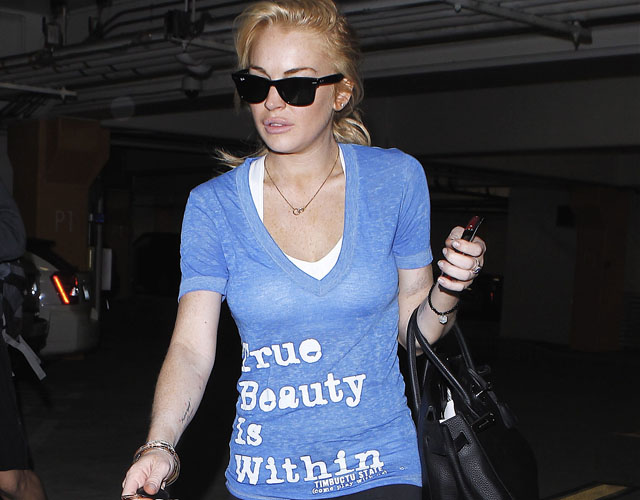 Lindsay är på väg till gymmet i tuff t-shirt.