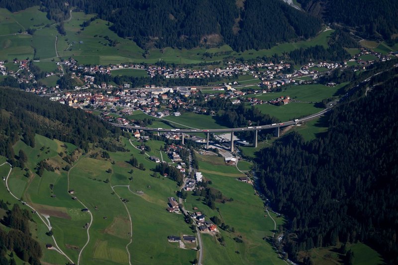 Den nya järnvägen ska avlasta motorvägen. På bilden Gschnitztalbron nära Innsbruck.