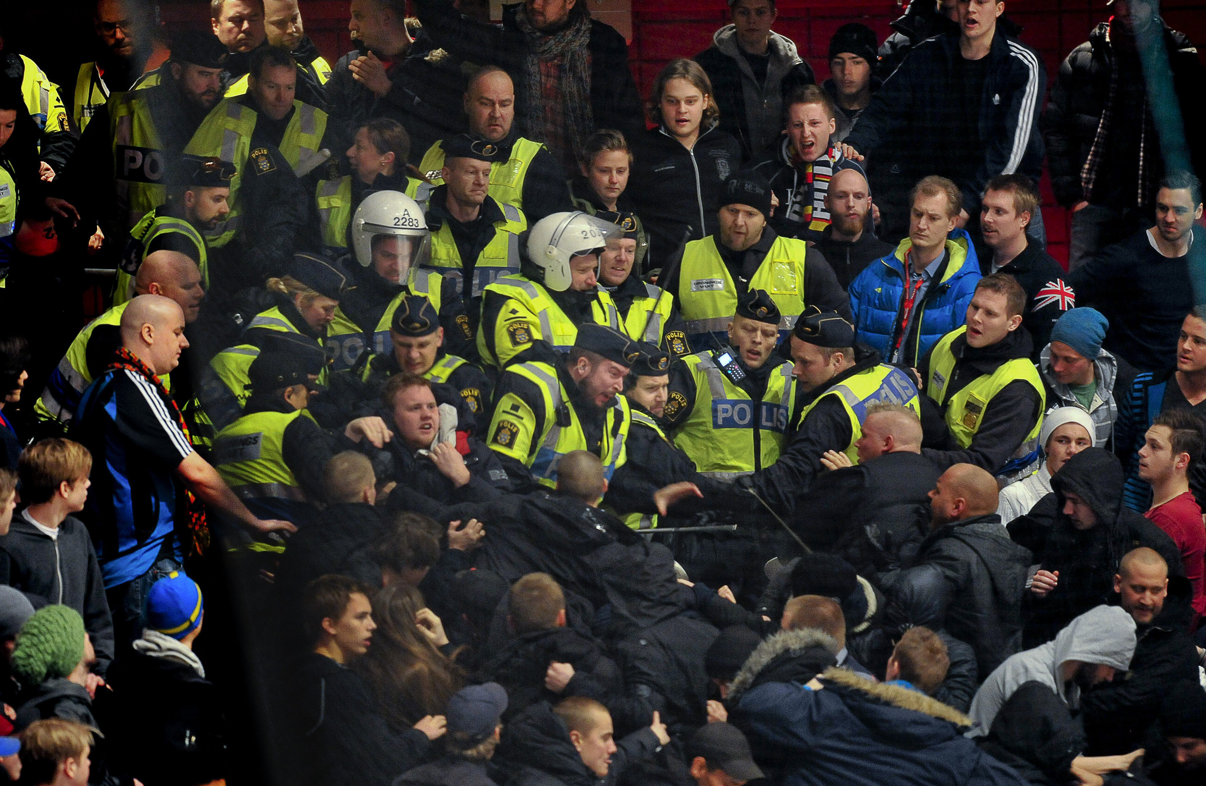 Derbypolisen väckte ilska när de gick in i de klubbarnas respektive klackar. Nu åtalas även en av poliserna för ofredande.