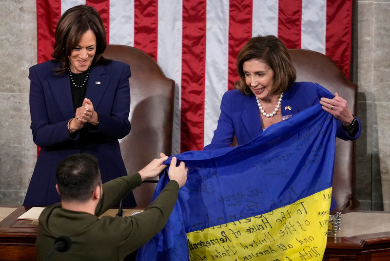 Zelenskyj lämnade över en ukrainsk flagga från slagfältet till vicepresident Kamala Harris och representanthusets talman Nancy Pelosi.
