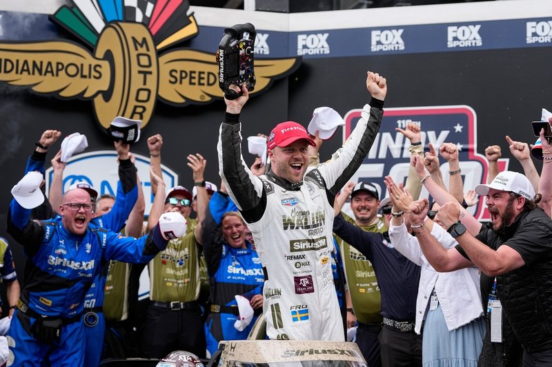 Felix Rosenqvist jublar efter segern i Indy 500.