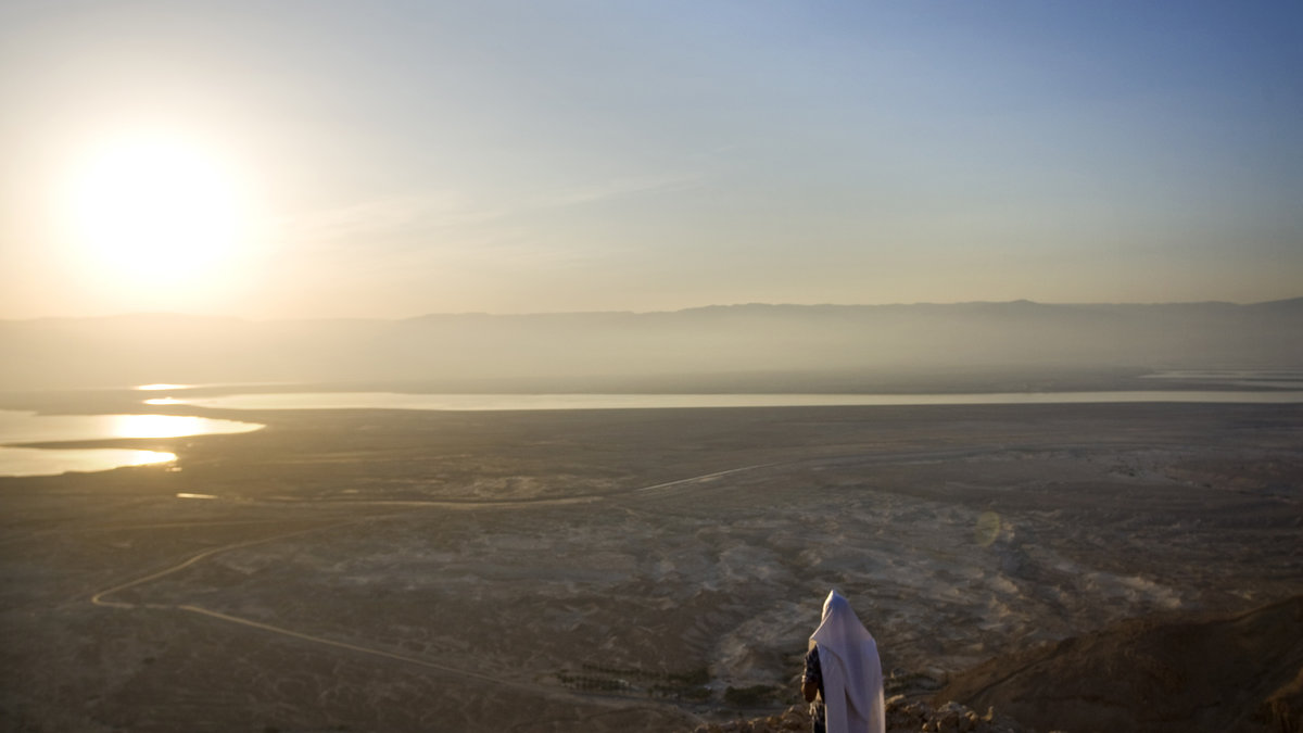 3: Döda havet. Havet som ligger vid Västbanken har under de senaste 40 åren krympt med en tredjedel. Experter tror att det kan vara helt borta inom 50 år. En anledning är att grannländer tar vatten från floden Jordan, Döda havets enda vattenkälla. 