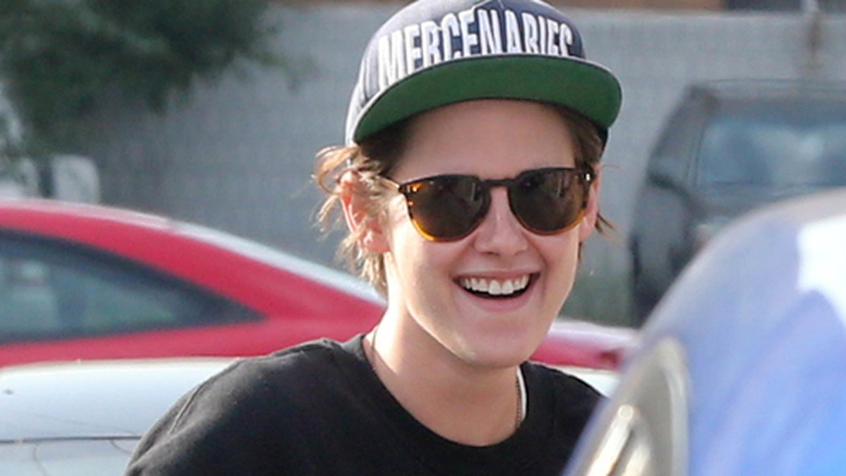 Nykära filmstjärnan Kristen Stewart bjuder på ett sällsynt leende. 