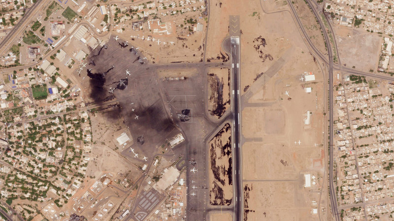 Khartums internationella flygplats har attackerats och flera passagerarflygplan har förstörts. Sveriges ambassad ligger i det bebyggda området till vänster i bild. Satellitbilden togs i måndags.