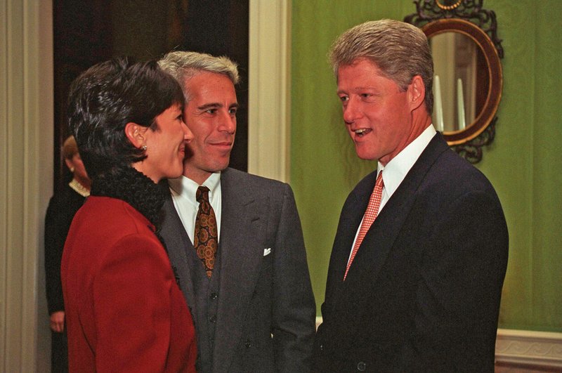 Ehnbom var inte den enda personen som hade kontakt med Jeffrey Epstein. På bilden: Ghislaine Maxwell, Jeffrey Epstein och Bill Clinton 1993. Foto: Stella Pictures