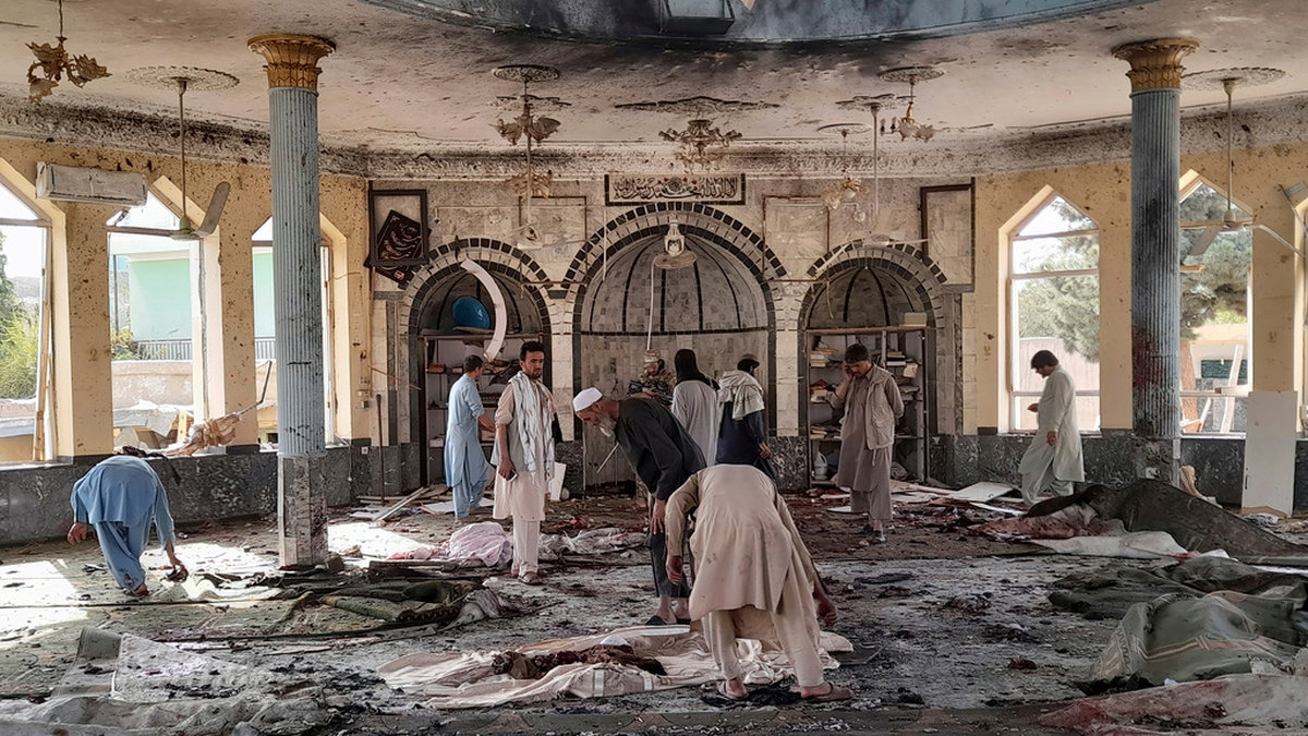 Förödelse efter en IS-attack mot en shiamoské i norra Afghanistan 2021. Arkivbild.