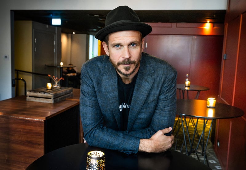 "Jag har hamnat i smutsfacket", säger Gustaf Skarsgård om alla historiska roller han fått spela på sistone.