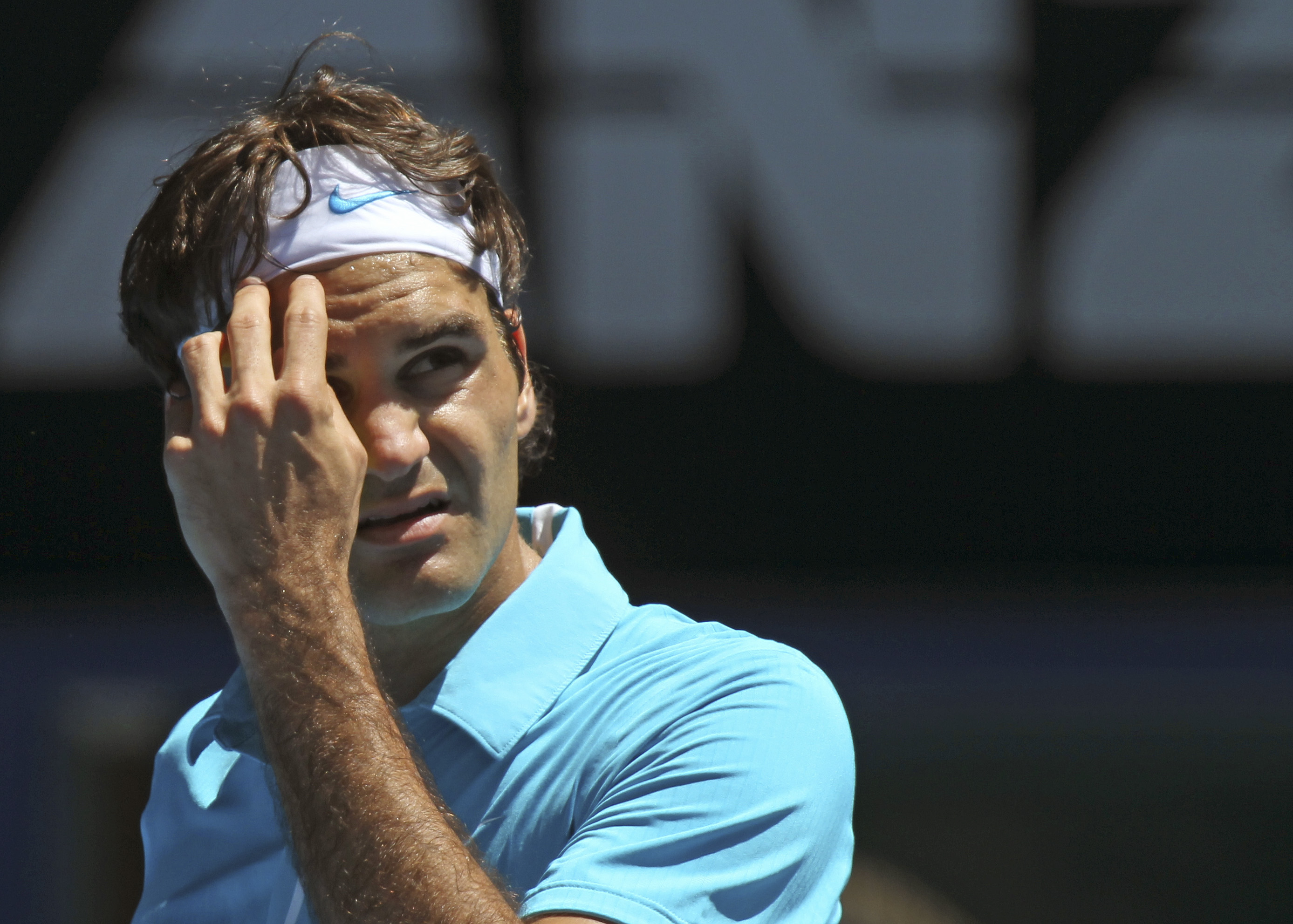 Det var uppvisning på hög nivå när Roger Federer lekandes lätt avancerade till åttondelsfinal i Australian Open efter seger i tre raka set över Albert Montanes.