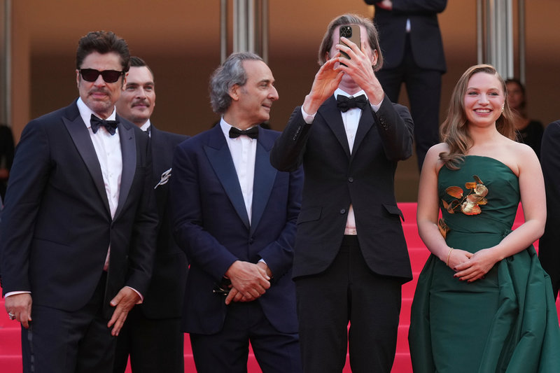 Skådespelarna Benicio del Toro och Rupert Friend tillsammans med kompositören Alexandre Desplat och regissören Wes Anderson samt skådespelaren Mia Threapleton inför premiären av 'The Phoenician scheme' på filmfestivalen i Cannes.