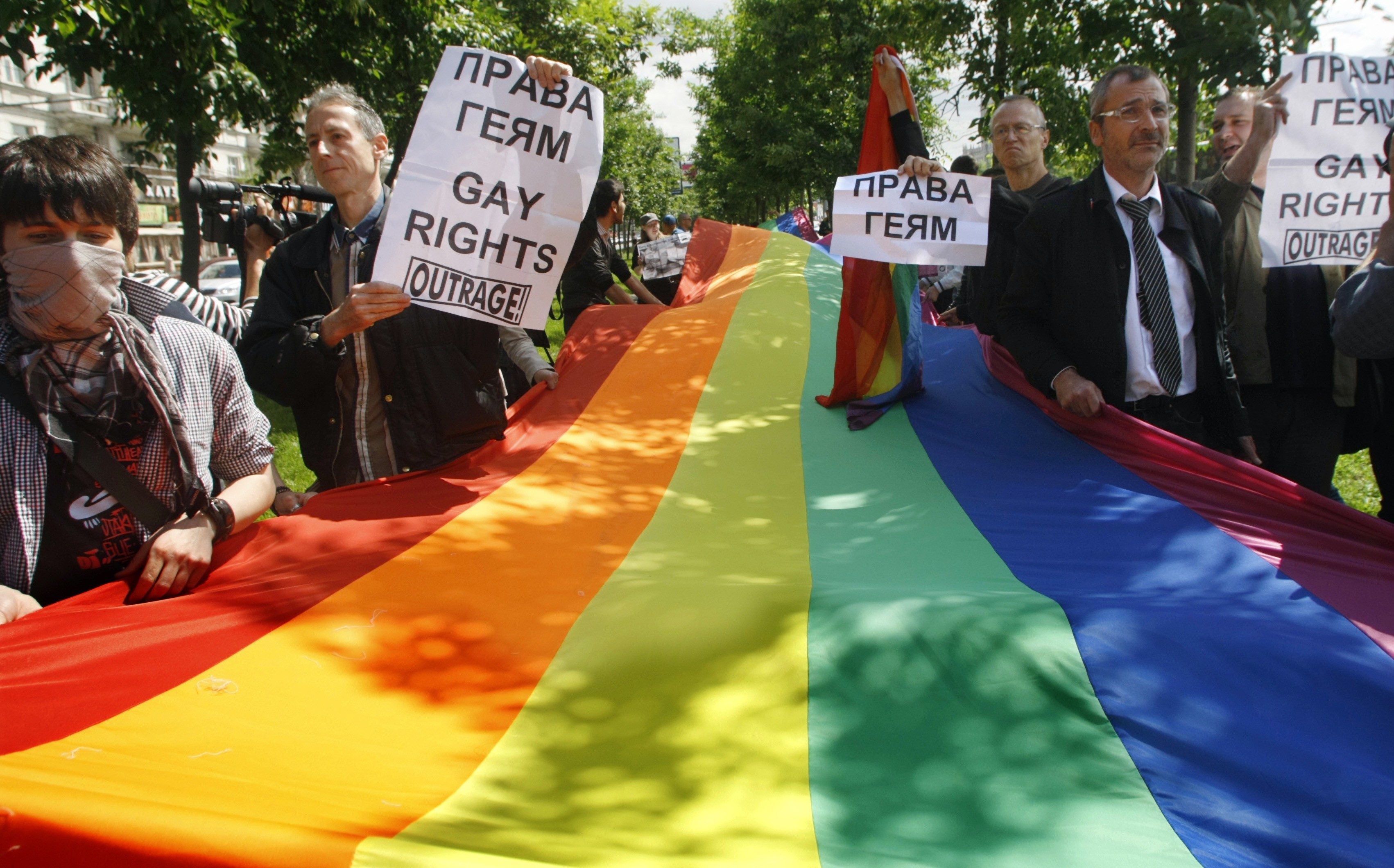 Lagen mot HBT-personers "propaganda" klubbas inte igenom - än.