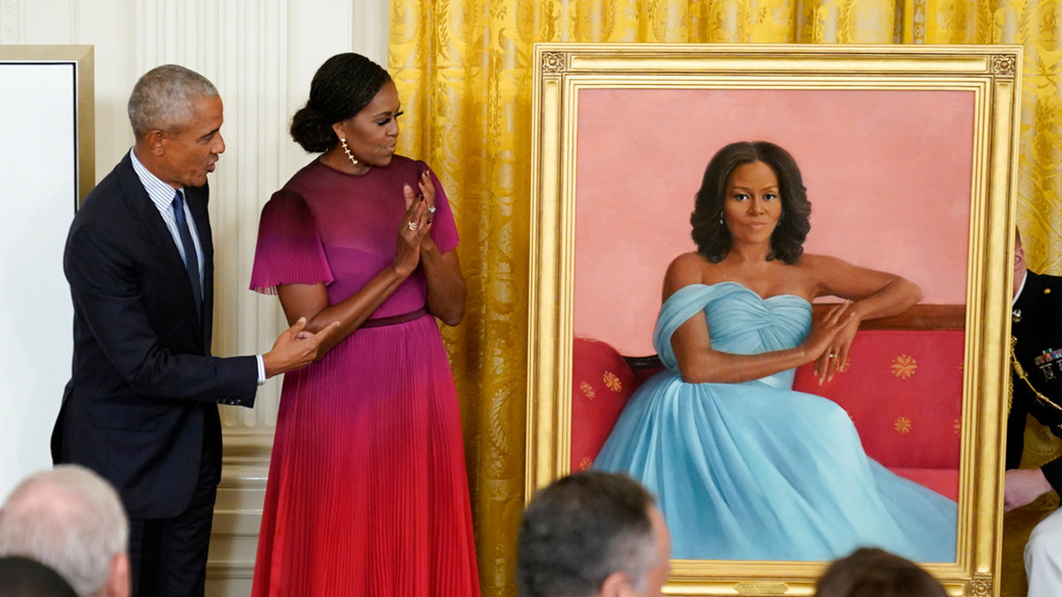 Barack Obama och Michelle Obama fick sina porträtt avtäckta i en ceremoni i Vita huset.