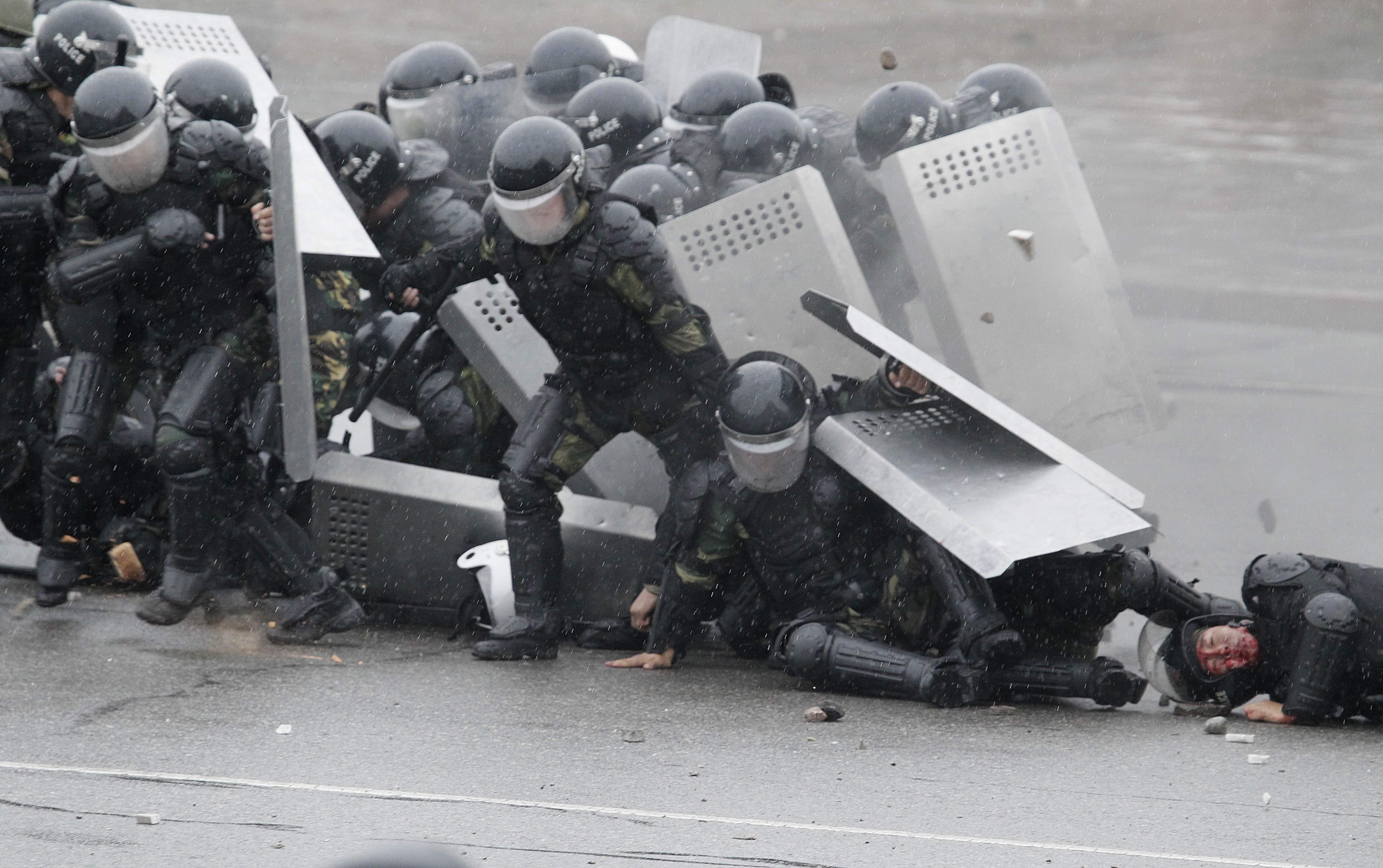 Striderna mellan polisen och demonstranterna är våldsamma.