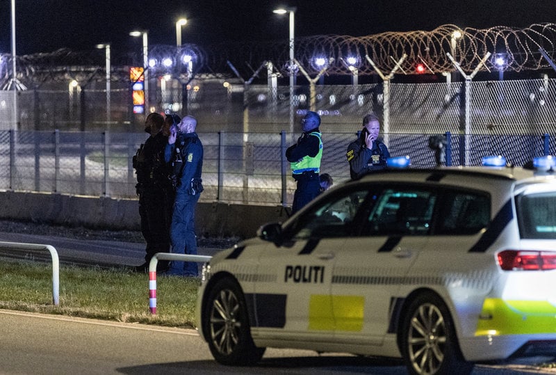 Dansk polis på plats vid Köpenhamns flygplats i måndags, sedan flera drönare observerats och flygplatsen fått stänga.
