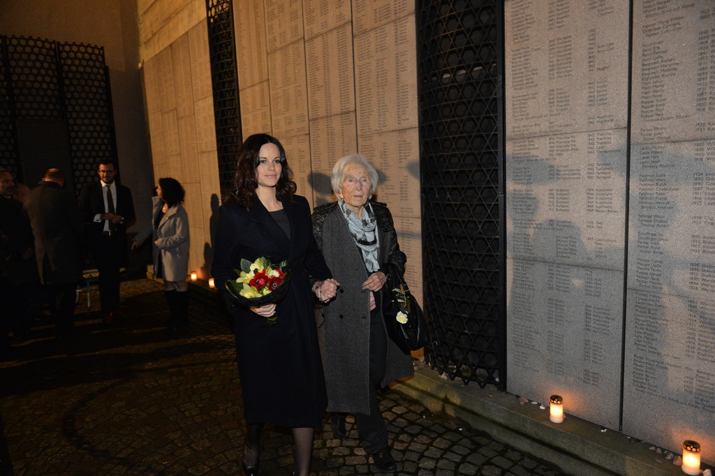 Prinsessan Sofia tillsammans med Hédi Fried efter minnesgudstjänsten i Stockholms synagoga på förintelsens minnesdag. Arkivbild.