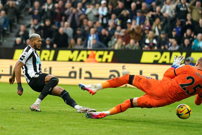 Joelinton låg bakom ett av fyra mål som Aston Villas Robin Olsen, till höger, tvingades släppa förbi sig på lördagen.