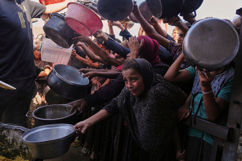 Palestinier trängs för att få ett gratis mål mat vid ett soppkök i Khan Yunis i södra Gazaremsan i september.