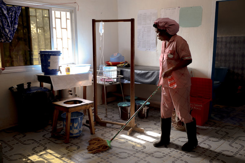  Barnmorskan Shenette Khaula Shamu städar ett av förlossningsrummen vid Diah Clinic i Grand Cape County i Liberia.