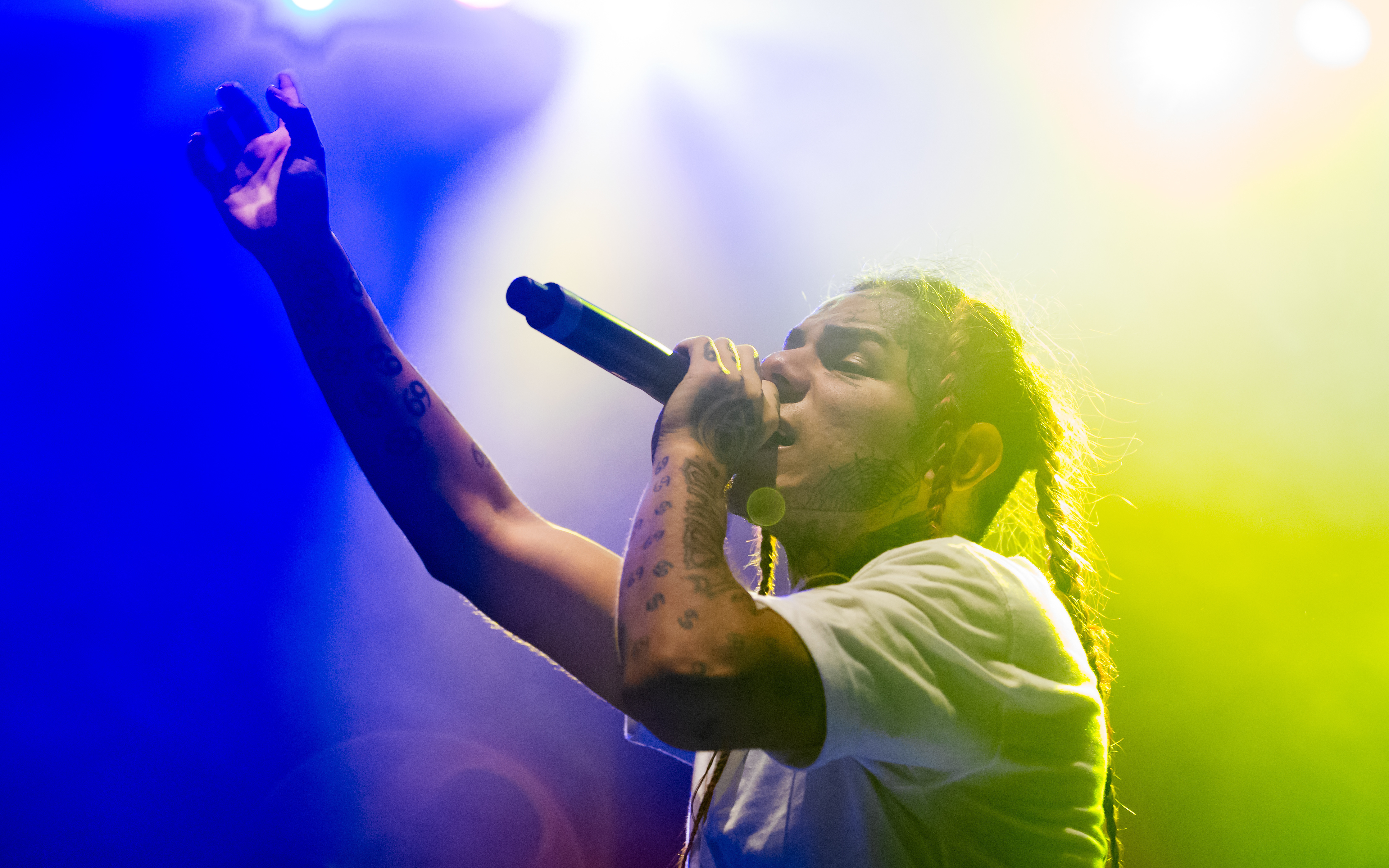 Tekashi 6ix9nine under en konsert. Tekashi 6ix9nine under en konsert.