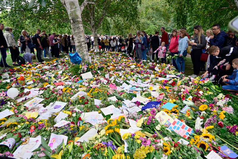 Människor lämnar blommor i Hyde Park på söndagen. Storbritannien förbereder sig inför drottning Elizabeths begravning på måndag.