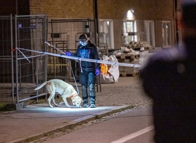 Polis med specialsökhund och kriminaltekniker på plats i Malmö.