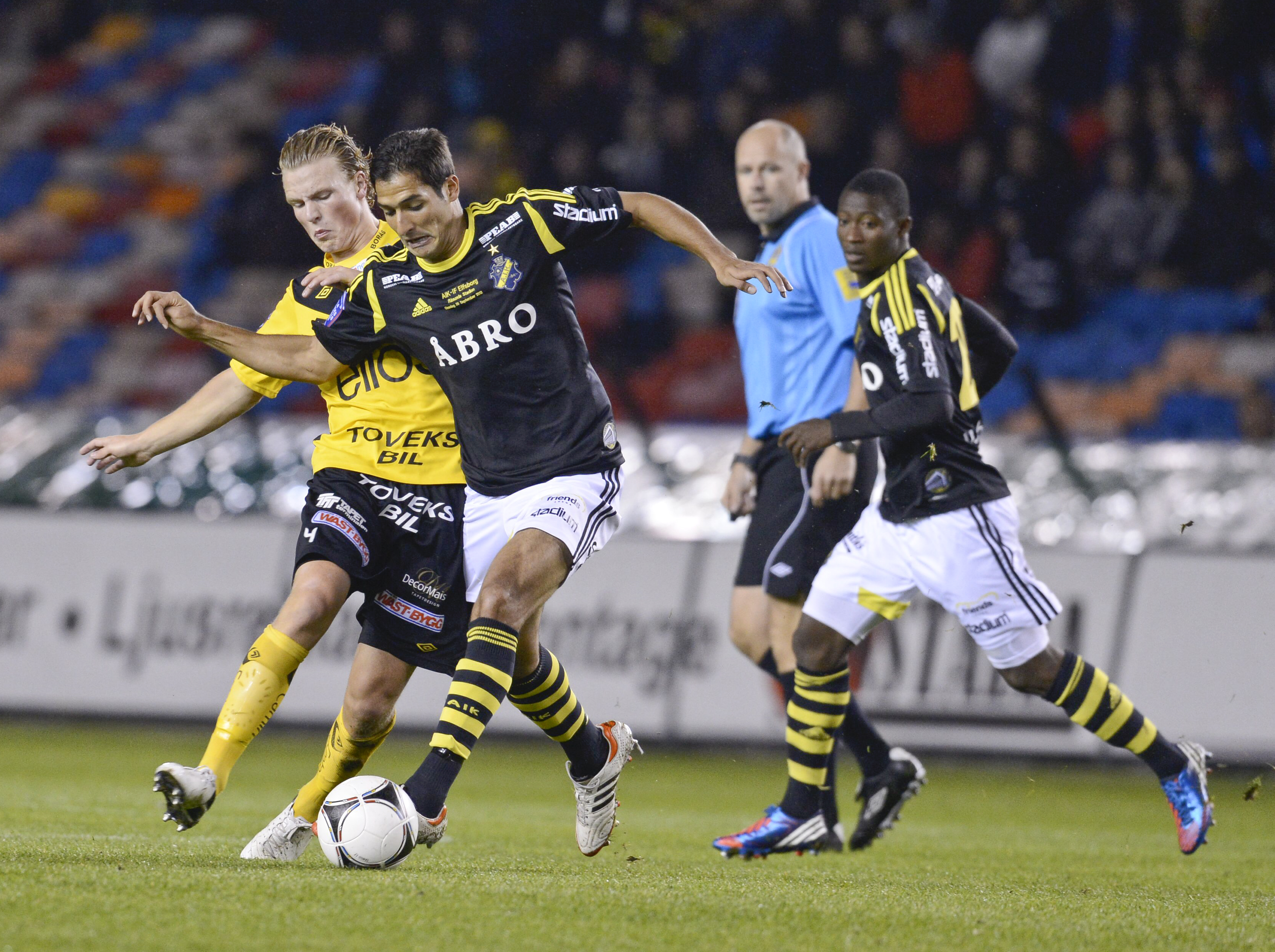 AIK med bollen. AIK med bollen.