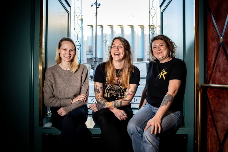 Scroll-Mia, Emma Knyckare och Ina Lundström som gör 'Valet forever' för SVT. Arkivbild.