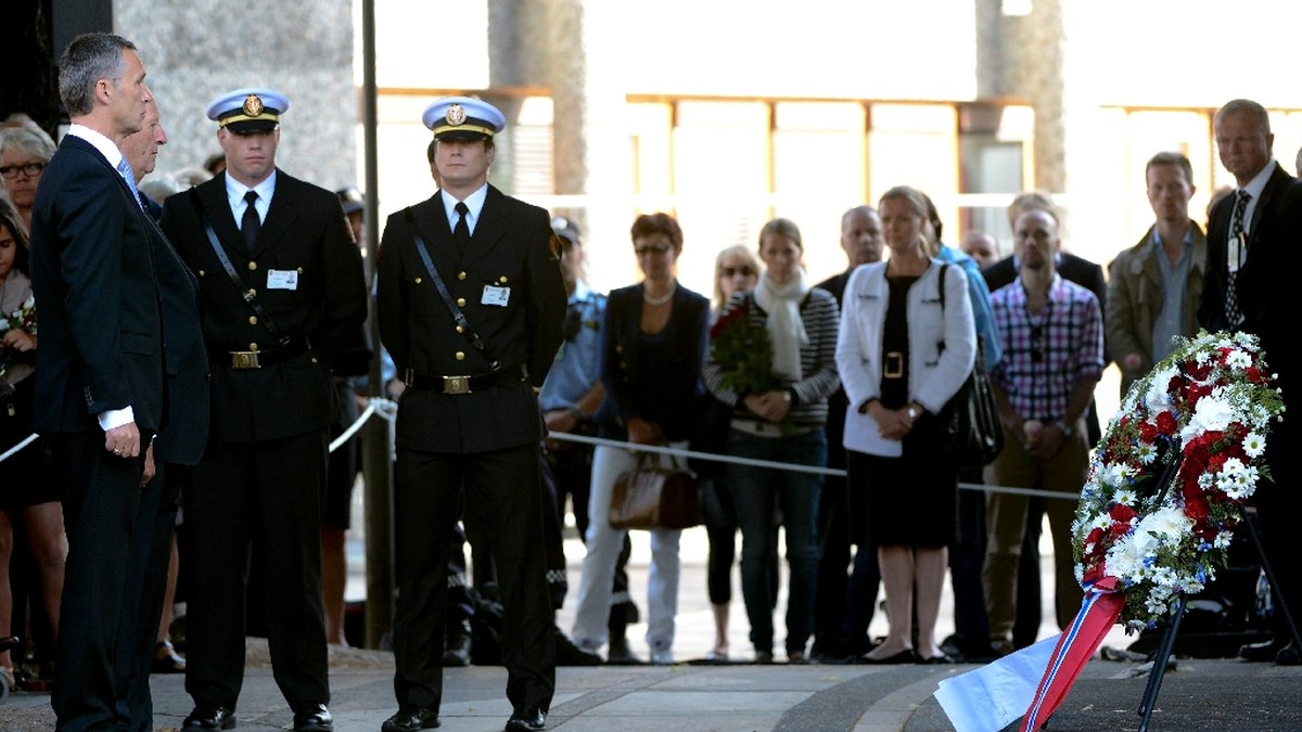 Minnesstund i regeringskvarteren för att hedra de 77 människor som dog i Oslo och på Utöya.