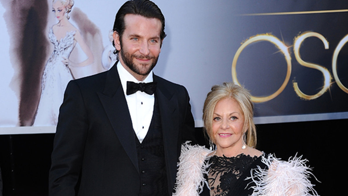 Bradley med sin mamma Gloria på årets Oscarsgala. 