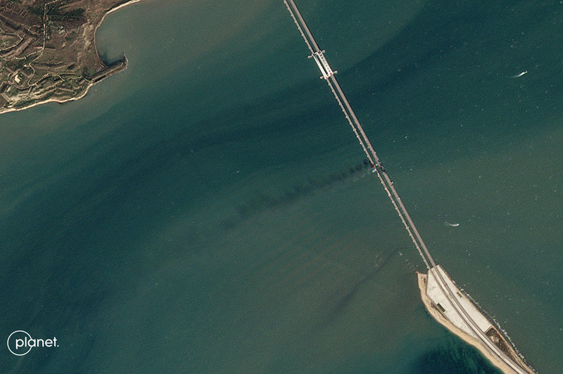 Satellitföretaget Planet Labs publicerade också bilder på Kertjbron efter explosionerna.