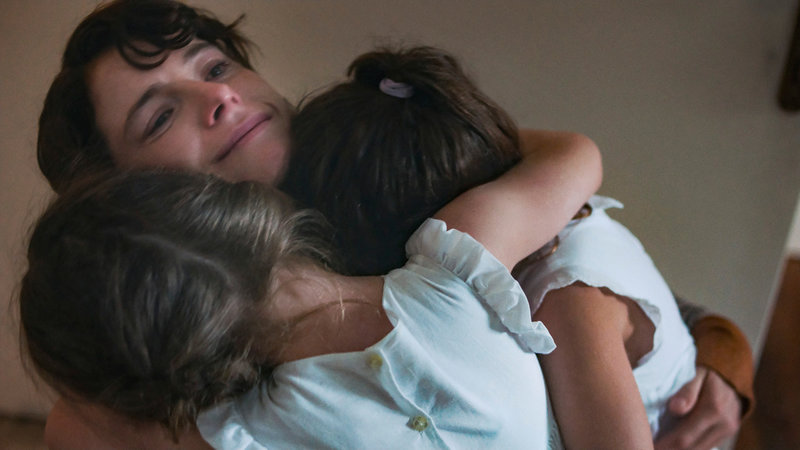 Jessie Buckley spelar den yngre versionen av huvudpersonen i 'The lost daughter'. Pressbild.