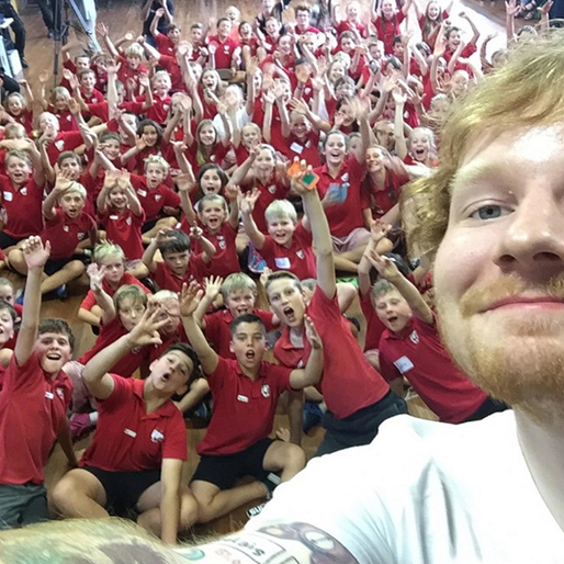Ed Sheeran sjunger med en skola. Ed Sheeran sjunger med en skola.