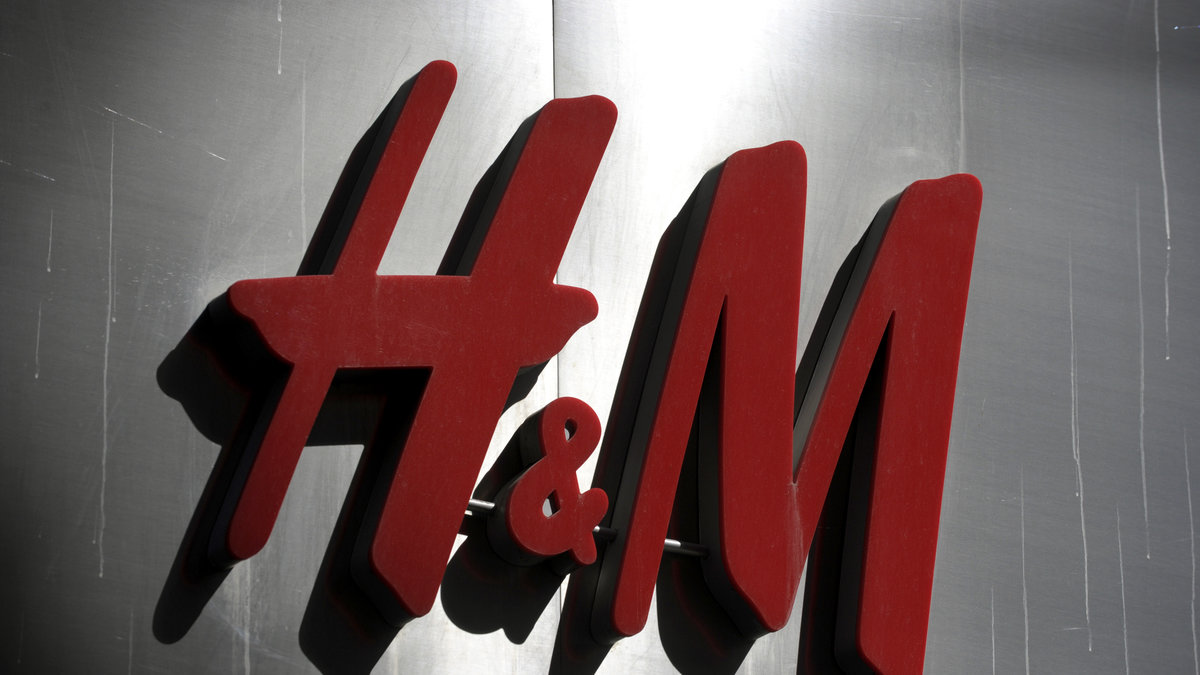 De två unga männen sågs vara i full färd med att stjäla på H&M.