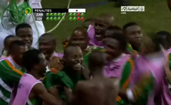 Zambiaspelarna firar sitt första guld i det afrikanska mästerskapet - 19 år efter den horribla olyckan utanför Libreville.