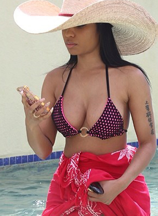 Nicki Minaj kollar mobilen i poolen. Nicki Minaj kollar mobilen i poolen.
