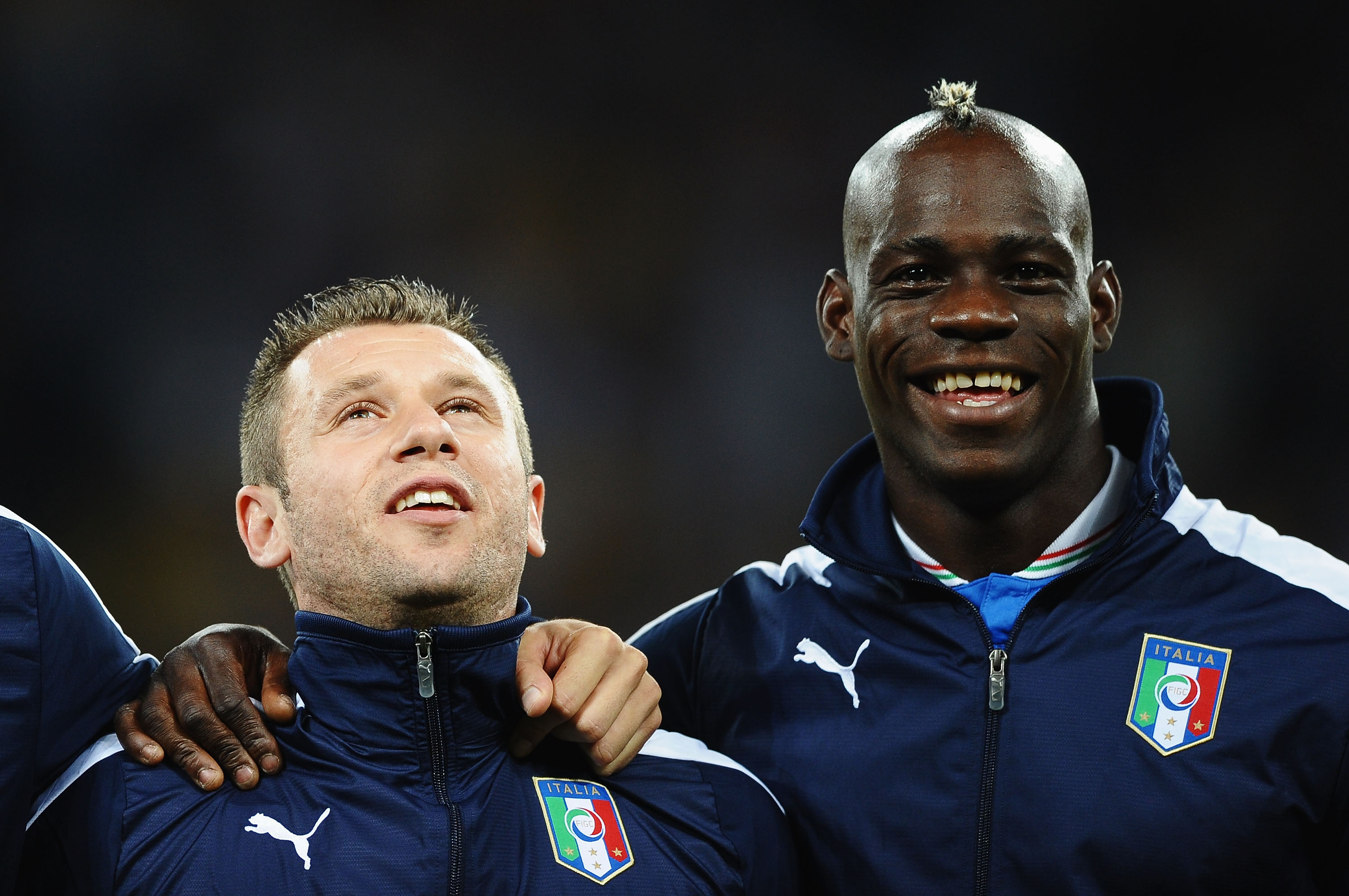 Balotelli såg lycklig ut under den italienska nationalsången.
