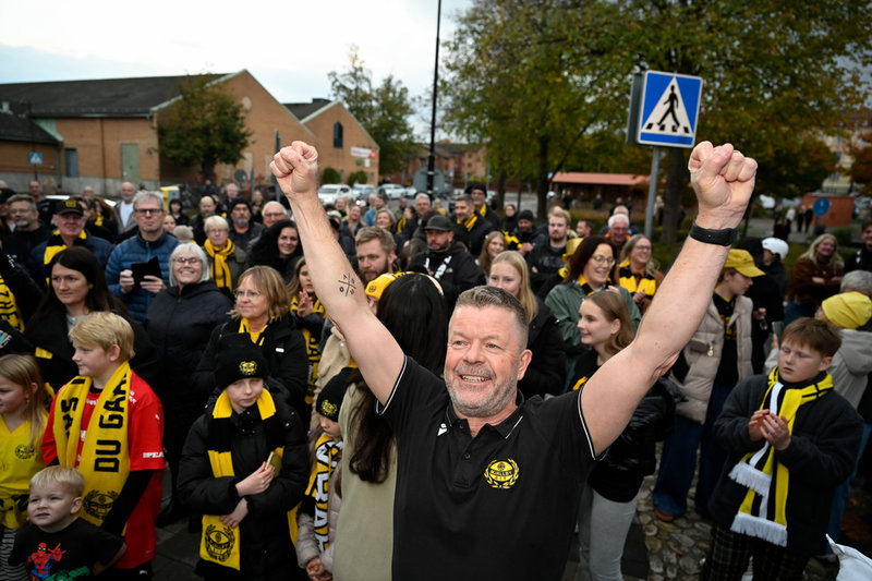 Mjällbys tränare Anders Torstensson vid hemkomsten till Blekinge.