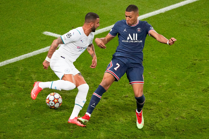 Manchester Citys Kyle Walker (till vänster) och Frankrikes Kylian Mbappé i en Champions League-match i Paris i september 2021. Nu möts de igen – i VM-kvartsfinalen. Arkivbild.