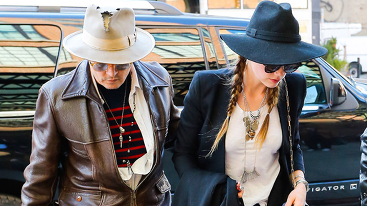 Johnny Depp ser ut att behöva en ny hatt. 