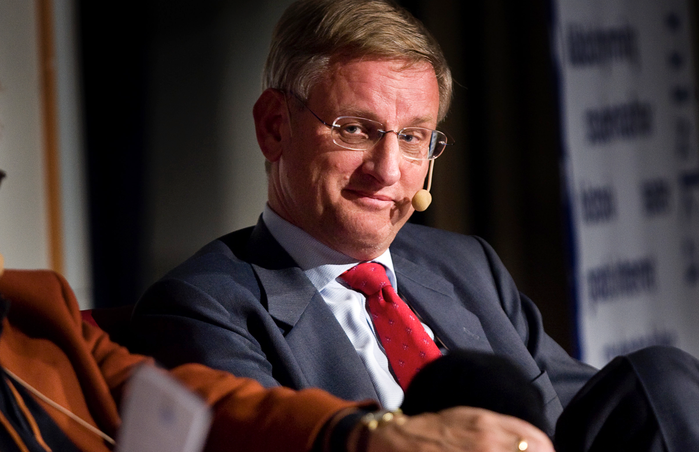 Carl Bildt hävdar att han inte läst någonting om den senaste kungaskandalen.