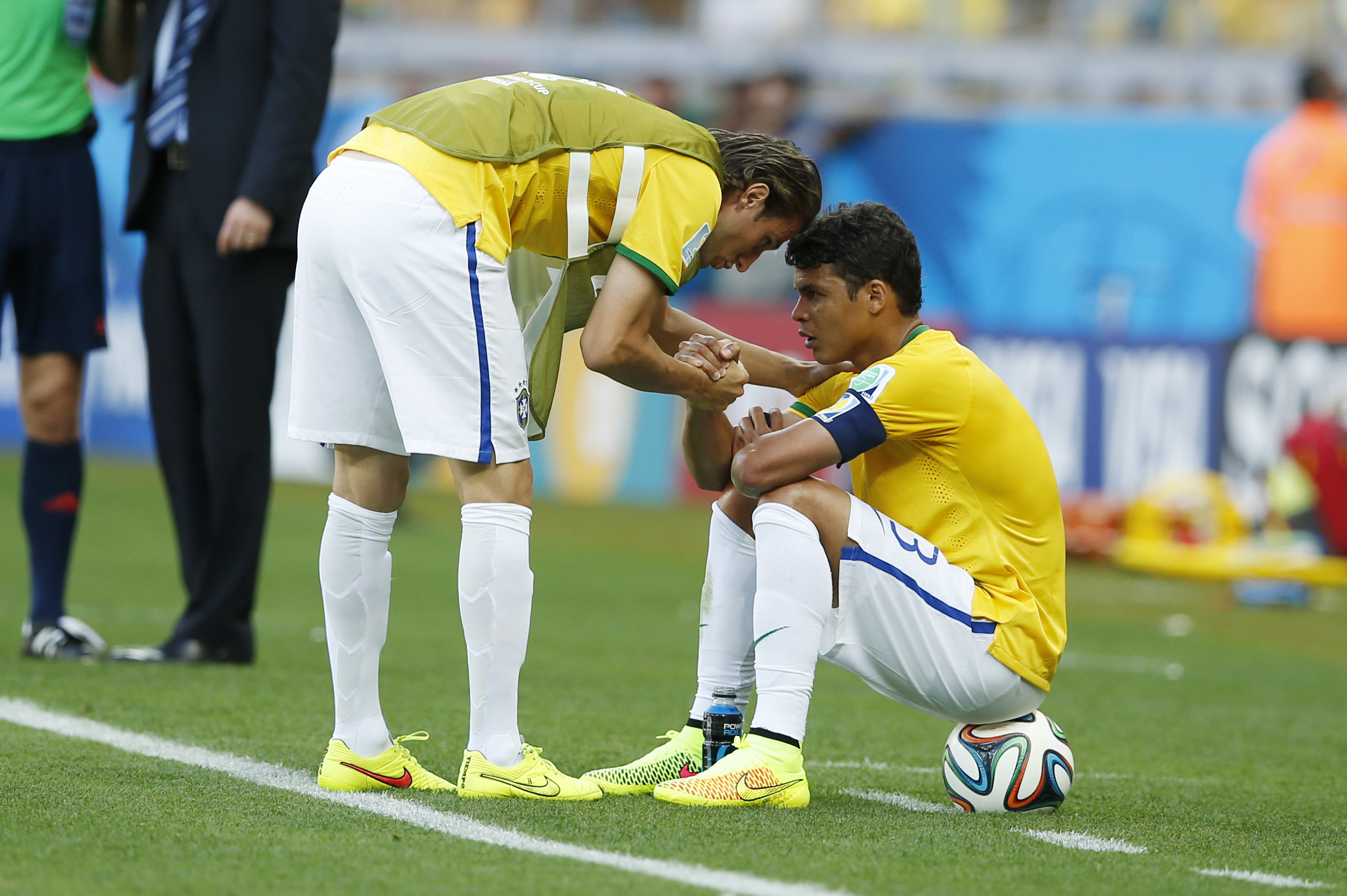 Thiago Silva, Brasilien, tröstas innan straffsparkarna mot Chile. 