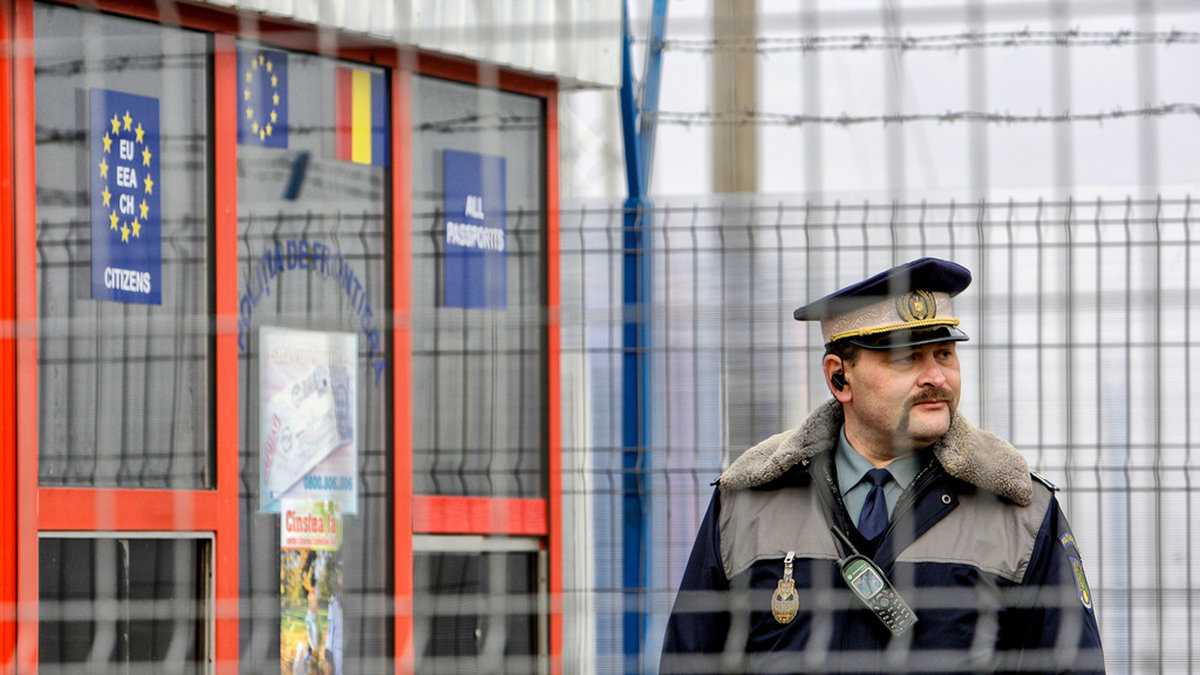 En rumänsk gränspolis vid en gränspassage för tåg mellan Rumänien och Moldavien, i januari 2011. Rumänien och Bulgarien har fått grönt ljus för att delvis bli del av Schengenområdet. Arkivbild.