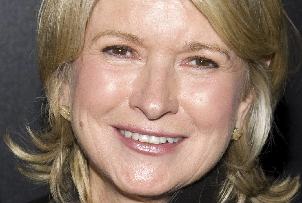 Martha Stewart är en riktig diva. Hon tvingar sina anställda att måla de röda sulorna på sina Louboutin-klackar helt svarta. Martha Stewart är en riktig diva. Hon tvingar sina anställda att måla de röda sulorna på sina Louboutin-klackar helt svarta.