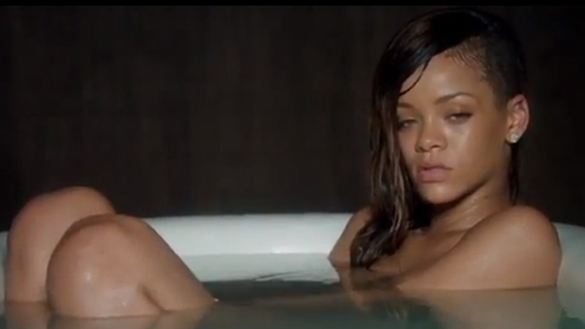 Rihanna badar i sin nya video.