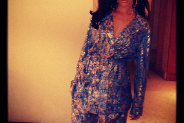 Rihanna twittrar "Battleship-premiär". Det ser mer ut som att hon ska på pyjamasparty.