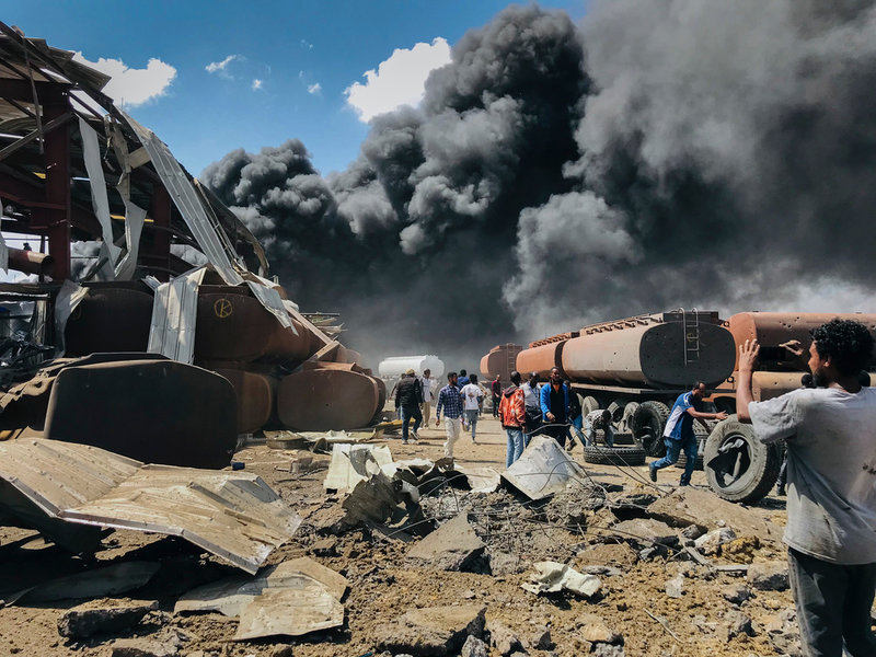 Här stiger röken från ett flyganfall i Mekelle, Tigrays största stad, i oktober. För utomstående analytiker är det svårt att avgöra om det är flygplan eller drönare som utfört ett anfall. Arkivbild.