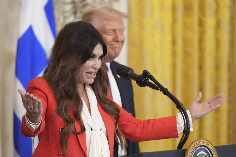 Kimberly Guilfoyle. I bakgrunden står presidenten Donald Trump. Foto: Jacquelyn Martin/AP/TT Kimberly Guilfoyle. I bakgrunden står presidenten Donald Trump. Foto: Jacquelyn Martin/AP/TT
