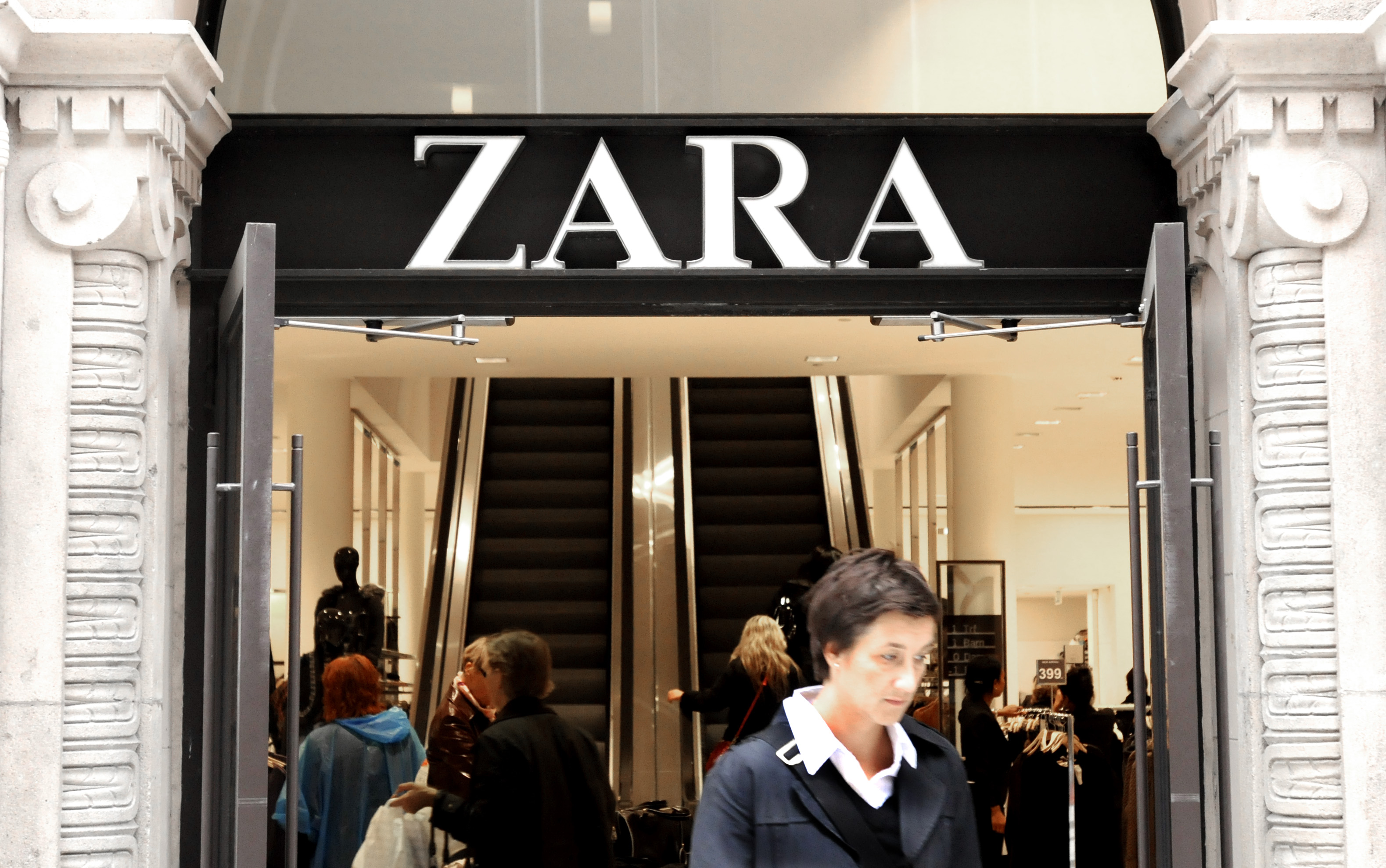 Klädeskedjan Zara är väl etablerat i Sverige. Nu anklagas ägarnas klädesleverantörer för slaveri.