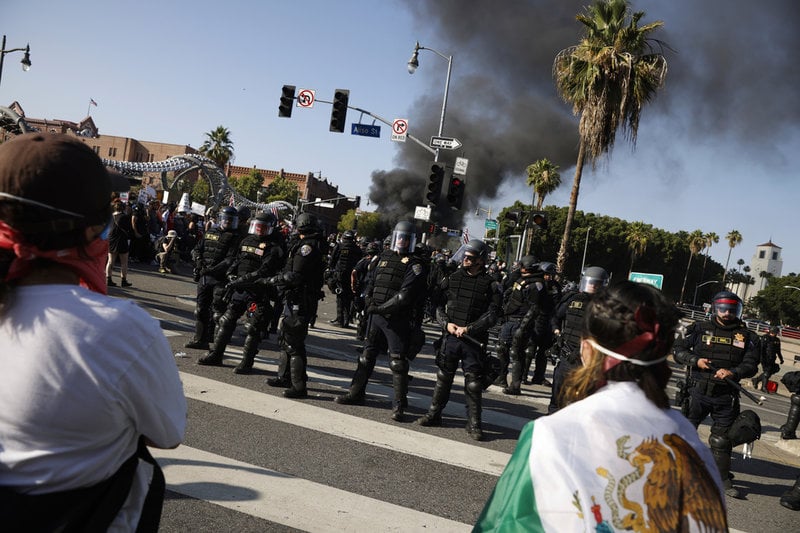 Protester mot president Donald Trumps räder mot och deportationer av papperslösa migranter i storstaden Los Angeles i söndags.